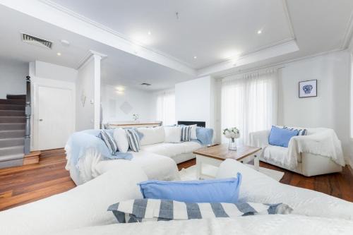 Spacious 3BR Duplex Escape - Free Parking in Melbourne