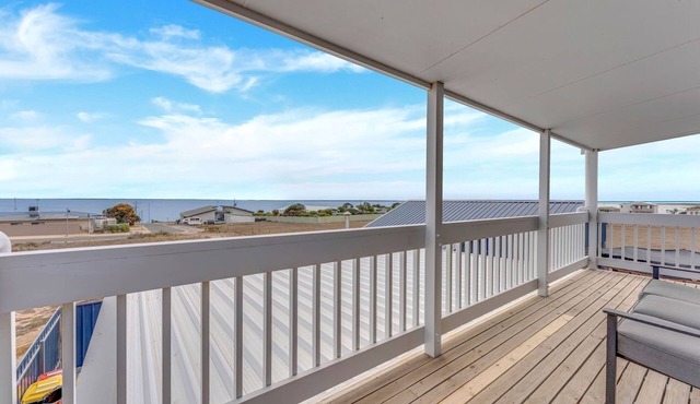 Spacious 5BR Retreat w/Ocean Views, Sleeps 13, Walking distance to the Beach in Port Victoria