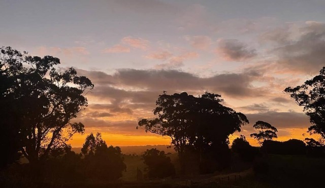 Spectacular view in the heart of South Gippsland! Sleeps 12, short or long term! in Mount Eccles