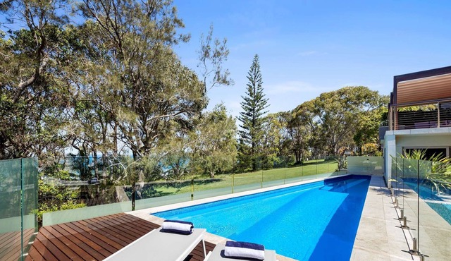 Splash Beachfront, Pristine Ocean Views, Pool, Luxury, Workcation, Sleeps up to 8 in Safety Beach