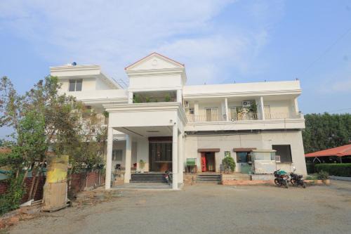Srushti Resort in Daulatābād