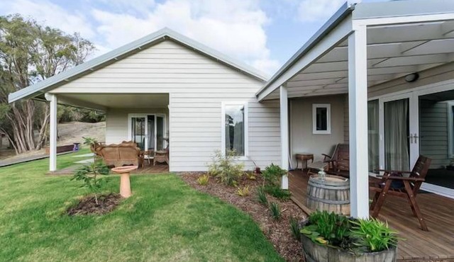Stablebase - contemporary country accommodation in Albany