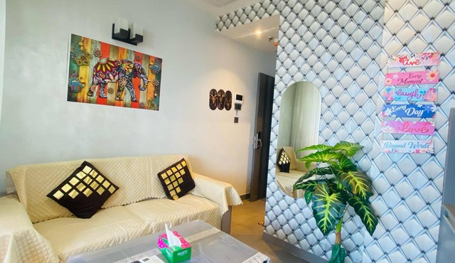 Stays in the vicinity of yamuna river and clouds with in India's tallest tower