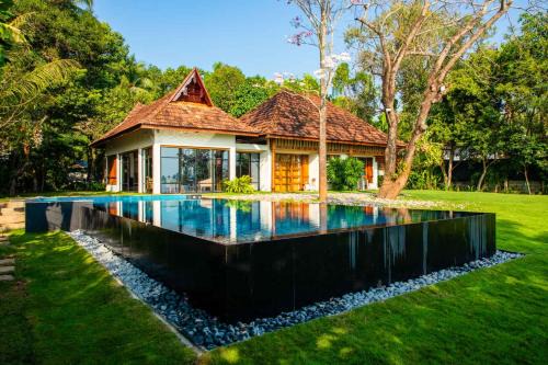 StayVista at Cheppanam House with Infinity Pool - Kochi