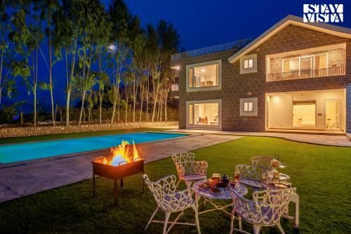 StayVista at Golden Lark with Wi-Fi, Pool & Lawn