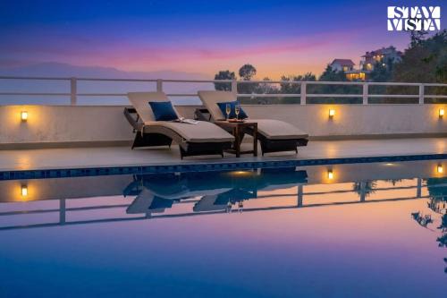 StayVista at IRIS with Outdoor Pool & Bonfire