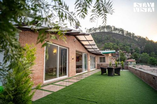 StayVista at Suri Ville with Heater & Mountain View