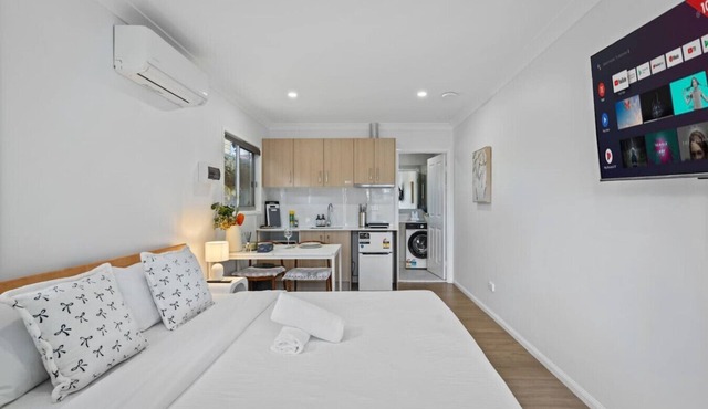Studio walk to Westfield | Best for Solo Travelers in MacGregor