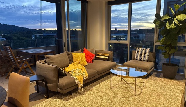 Stylish 1BR Spacious Penthouse, Self Check-in, 5 min walk to parliament. in Barton