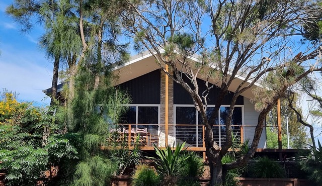Stylish modern open‑plan beach house offering a warm, welcoming, home‑like vibe. in Manyana