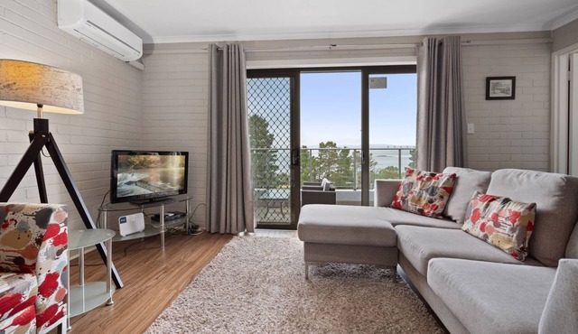 Summit 9 - Stylish 3BR Apartment l Amazing Lake Views l WiFi l BBQ l Air-Con in Jindabyne