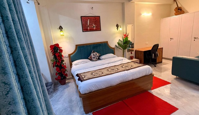Sunshine Stay with Ac 43"smart TV High speed wifi and balcony at peaceful jaipur