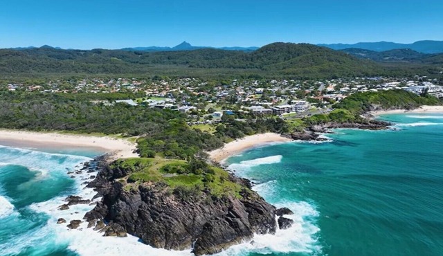 Super Comfortable 3-Bedroom Townhouse – Minute Walk to Cabarita Beach Village. in Bogangar