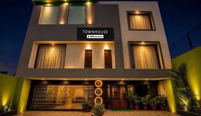Super Townhouse by Zirakpur Bus Stand