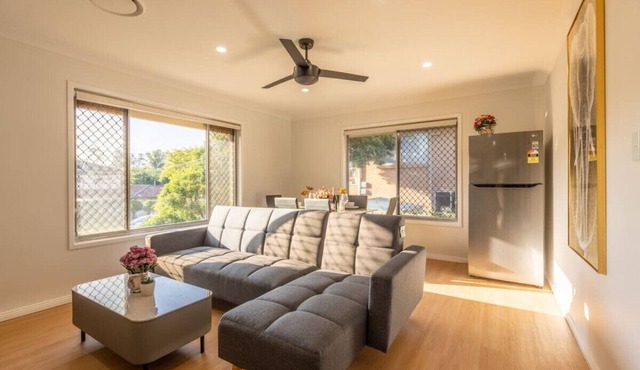 Super Value 4BR House near Westfield/Shops/Parks in Macgregor