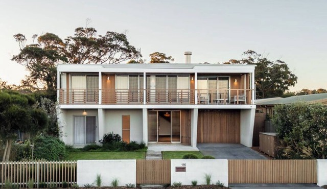 'The Dawn'- Beachside luxury 50m from beach in Callala Beach