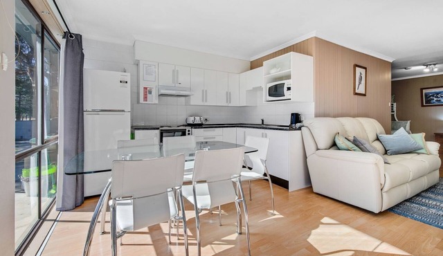 The Essentials - Centrally located cozy Jindabyne retreat in Jindabyne