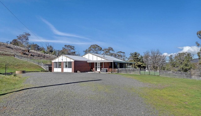 The Five Sheep House - Valley Views & BBQ in Tea Tree