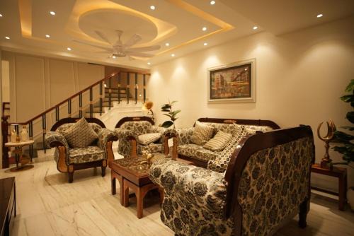 The Ivory Mansion Ultra Luxury 4BR Villa with Rooftop Jacuzzi & Party lounge