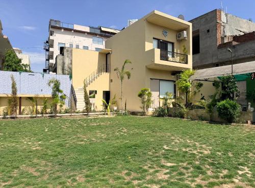 The Palm House - Studio Rooms, Pool, Garden and Parking
