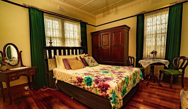 The Postmaster Inn Bed and Breakfast - Smithton R2, Free Continental Breakfast in Smithton