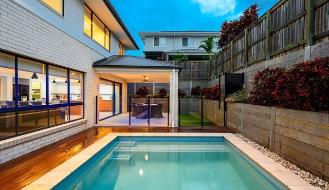 Tranquil Retreat Spacious Home with Pool in Bridgeman Downs
