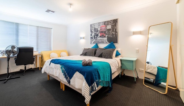 Treeby's Finest Family Home - 4 BDR 2BTH in Treeby