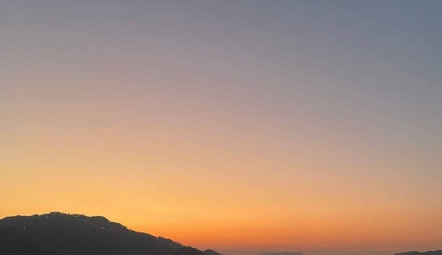 Twin Oaks Kasauli chowk The valley view Sun rise on your bed.