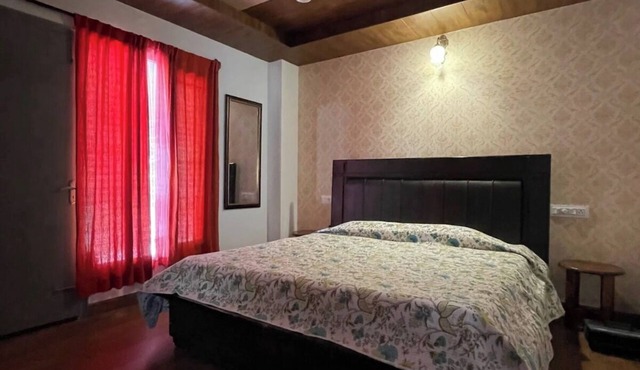 Valley View 1BHK near Solan, WiFi,Parking, Homestay for Couples, Workation Ready