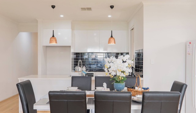 Walk to Shops & Dining, 3 Baths, Sleeps 8, Ideal Location in Tranmere Adelaide. in Tranmere