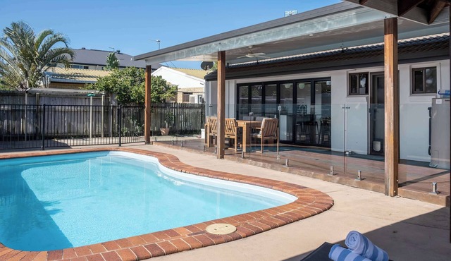 Warana Abode - Pool, Studio, PF, Walk to Beach in Warana