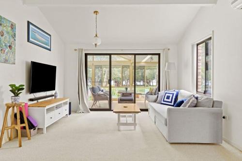 Waterfront Pet Friendly Abode Toukley NSW in Toukley