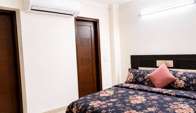 West delhis 2 bedroom apartment with Ac kitchen,drawing and dinning room , lift
