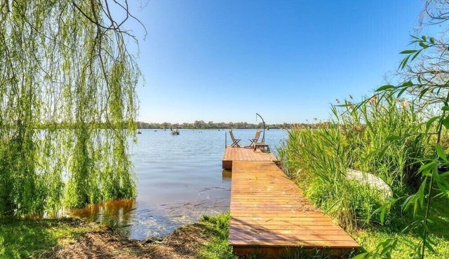 Whispering Willows | Absolute Waterfront Escape in Strathbogie