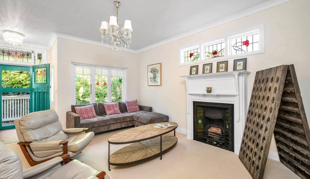 Willow Tree Cottage. Bright, Airy & Jazzy. in Bundanoon