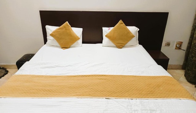 Yash Guest House - Walk in Nizamuddin Railway Station