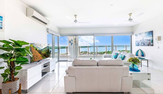 Zen Sapphire Shore Balcony - Pool - Work Desk in Darwin