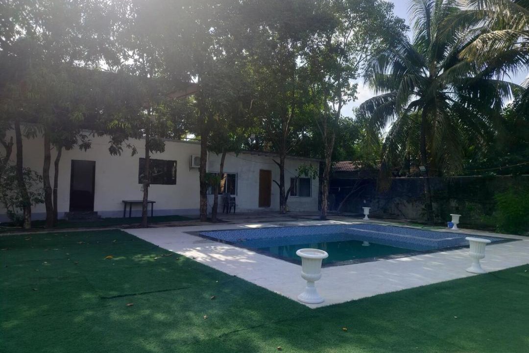 Yeoor Hills Villa | Sunny 2 Bedroom Villa with a Big Garden and Pool