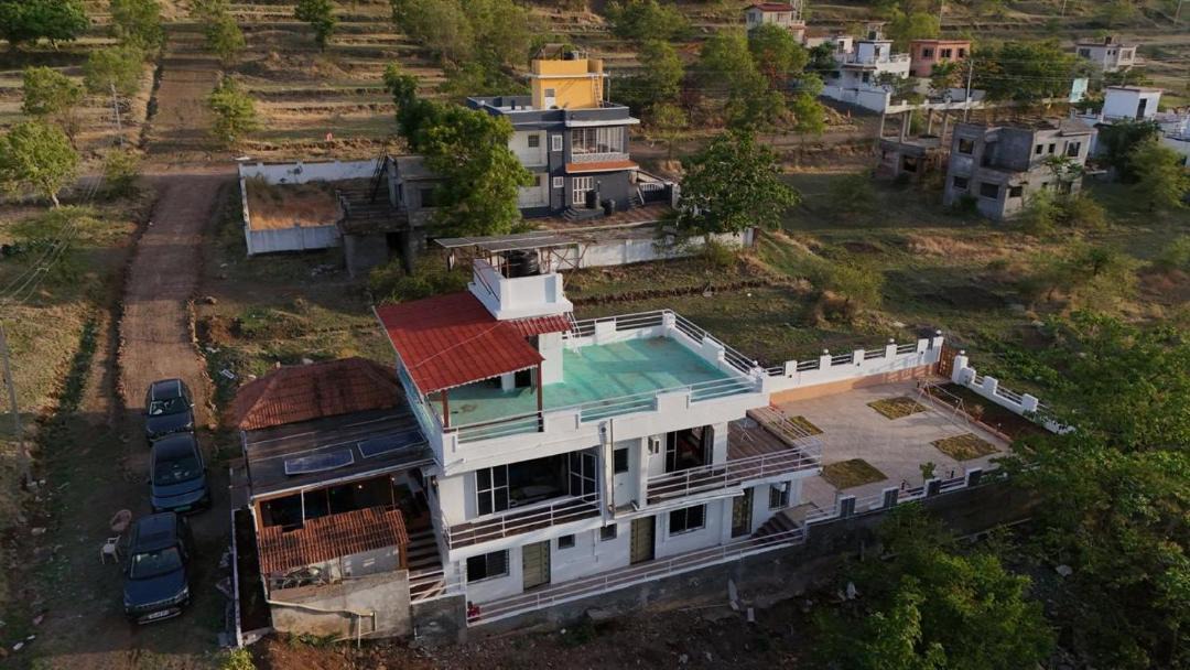 Photo of Buildings in Wai