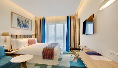 Standard Room, 1 Queen Bed (Turf View)