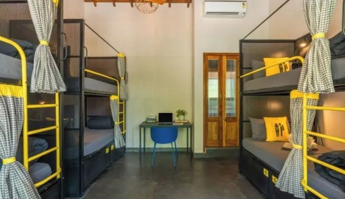 Bed in 6 Bed Mixed Dormitory with Pool View