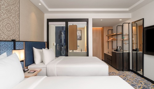 Room, 2 Twin Beds (Runway View)
