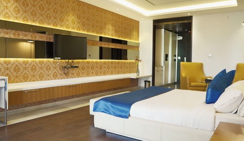 Luxury Double Room, 1 King Bed, Balcony, Garden View