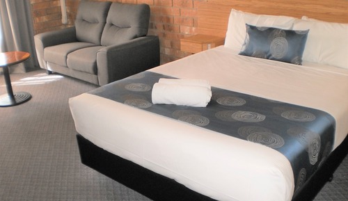 Deluxe Queen Room (Downstairs)