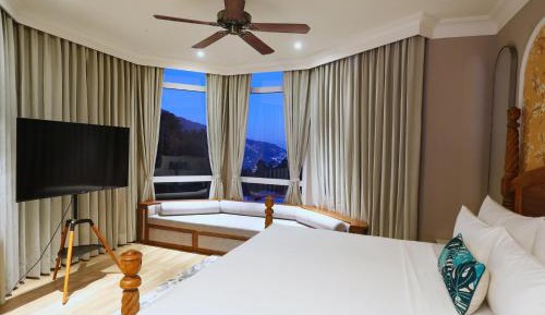 Turret Suite with complimentary shuttle to Mall Road till 9 PM