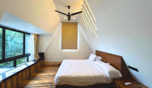 Deluxe Room (2 Adults + 1 Child)