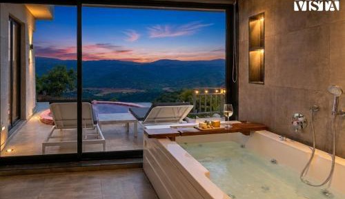 Emperior Suite w/ Heart Pool & Jacuzzi