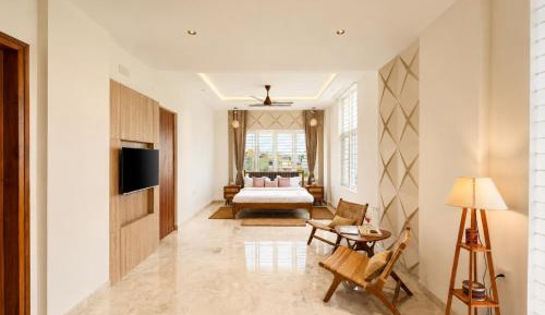 Four-Bedroom Apartment with Balcony 