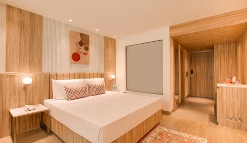 Deluxe Double Room (Enjoy Happy Hours with 2+1 offer on Alcoholic Beverages and  10% Off on Laundry service 10% Off on Laundry service)