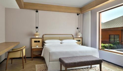 One-Bedroom Luxury Queen Suite with Courtyard View